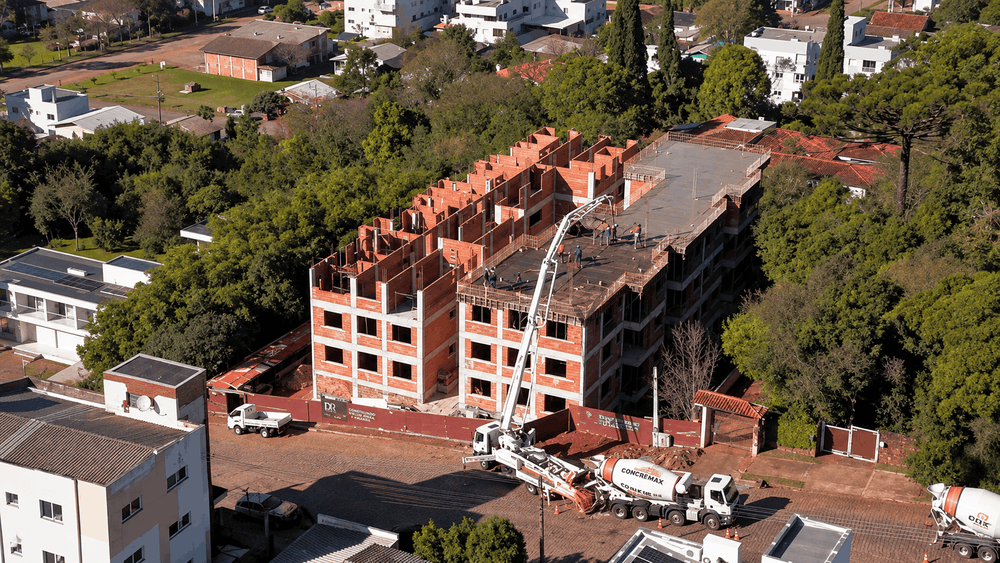 Avanço das obras do Residencial L’Essence durante a concretagem de mais uma laje, marcando uma nova etapa da construção.