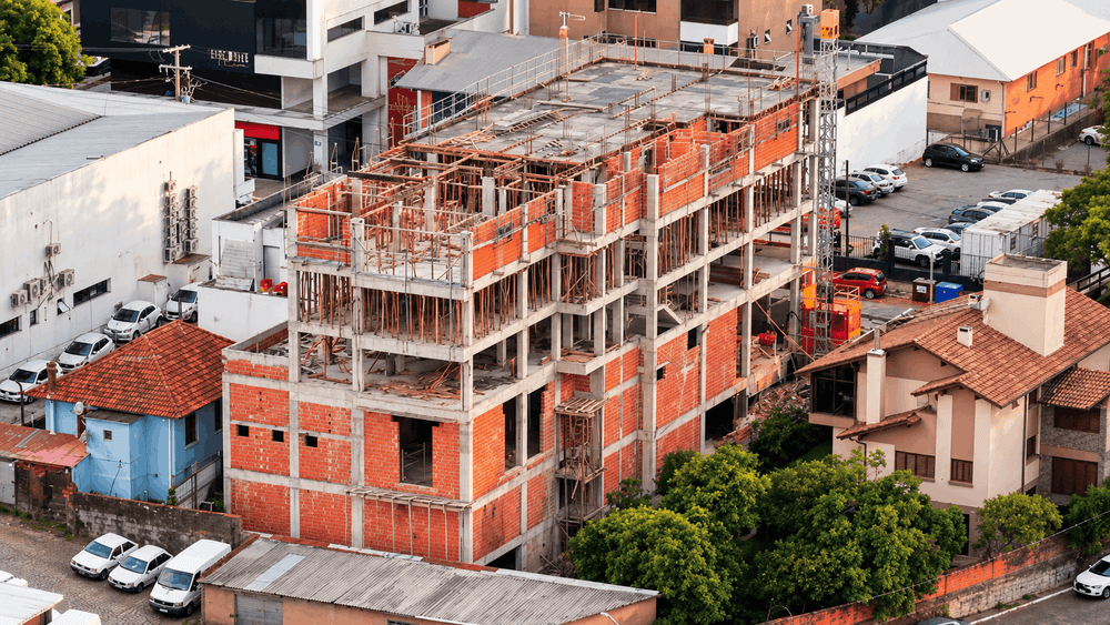 Obra do Manzoni 54 em Farroupilha com estrutura avançando até a oitava laje.